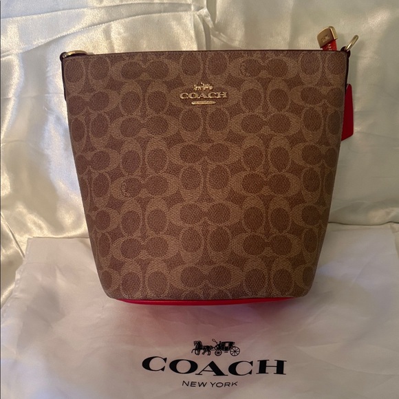 🤎 Coach NWT Tan Logan Duffle Bag In Signature Canvas With Carnation Strap - Picture 4 of 8